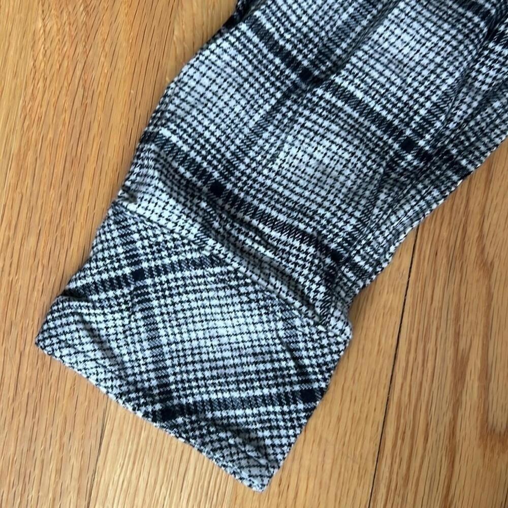 Aritzia TNA plaid button down shirt - Picture 2 of 8